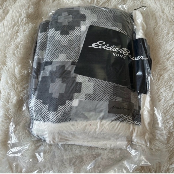 Eddie Bauer Gray White Sherpa Fleece Winter Throw Blanket 50 x 60 New - Picture 9 of 11
